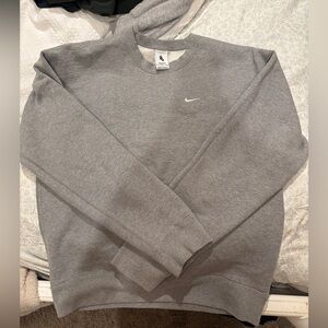Unisex nike grey crewneck.